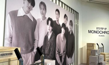 Merch Ekslusif BTS Anniversary Dijual di BTS Pop-Up Monochrome Gancit